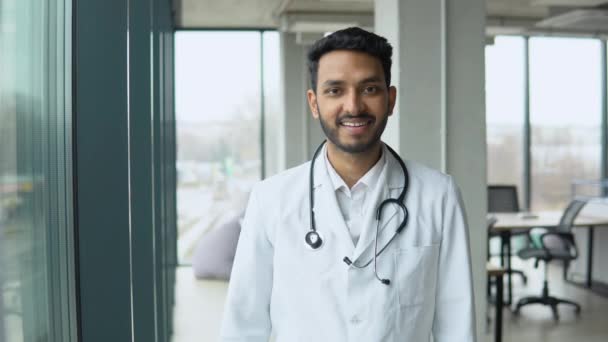 Indyjski Lub Pakistański Lekarz Stojący Klinice Doskonała Opieka Medyczna Szpitalu — Wideo stockowe