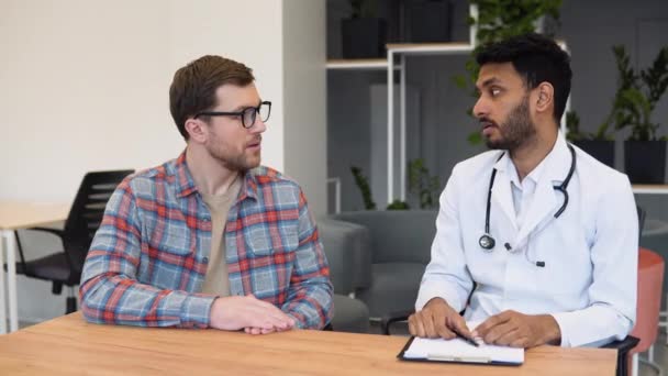 Doctor Giving Bad Diagnosis Patient — Αρχείο Βίντεο