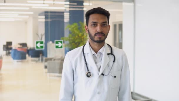 Portret Męski Indyjski Lekarz Poważną Miną Skrzyżowanymi Rękami Sobie Biały — Wideo stockowe