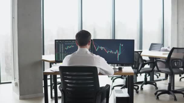 Successful Trader Working Multiple Computer Screens Full Charts Data Analysis — 비디오