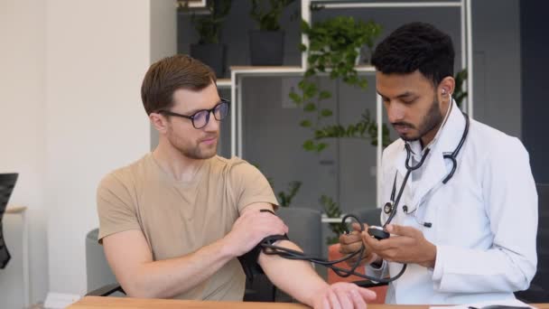 Indischer Arzt Mit Wählscheibe Während Seinen Blutdruck Misst Konzept Für — Stockvideo