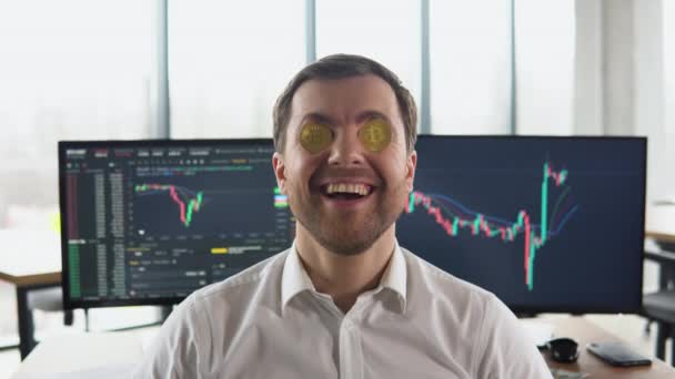 Excitado Mineiro Corretor Posando Com Bitcoins Dourados Nos Olhos — Vídeo de Stock