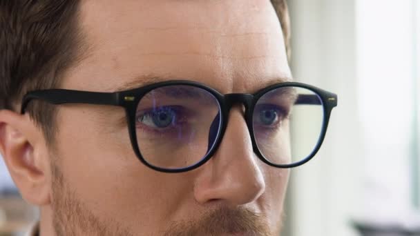 안경을 사업가는 시장의 인용문 환율을 살펴보고 — 비디오