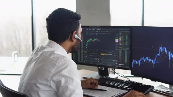 Seitenansicht Des Intelligenten Indischen Kryptohändlers Anlegers Analystenmaklers Analyse Der Digitalen — Stockvideo