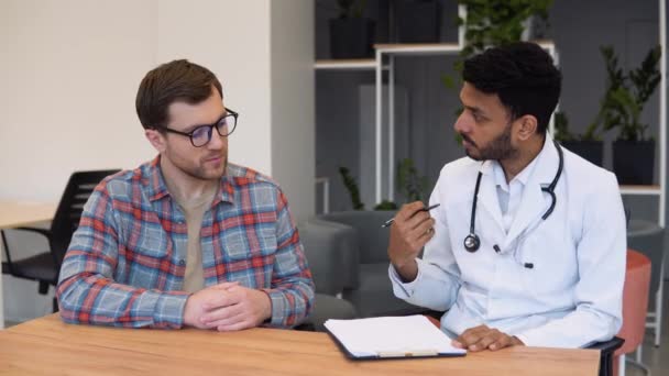 Médecin Indien Consultant Patient Remplissant Formulaire Lors Consultation Médecin Professionnel — Video