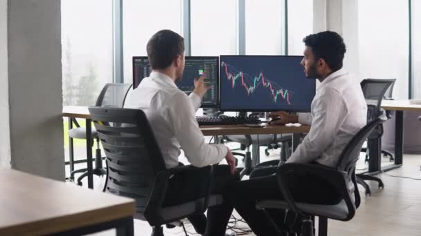 Two Multiracial Investors Brokers Analysing Indexes Online Cryptocurrency Stock Diverse — Wideo stockowe