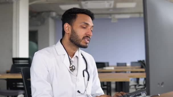 Portrét Indického Lékaře Hovořícího Pacientem Online Obrazovce Kliniky Který Poskytuje — Stock video