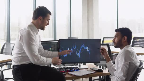 Dwóch Wielorasowych Maklerów Analizujących Indeksy Akcji Kryptowalut Online Analitycy Różnych — Wideo stockowe