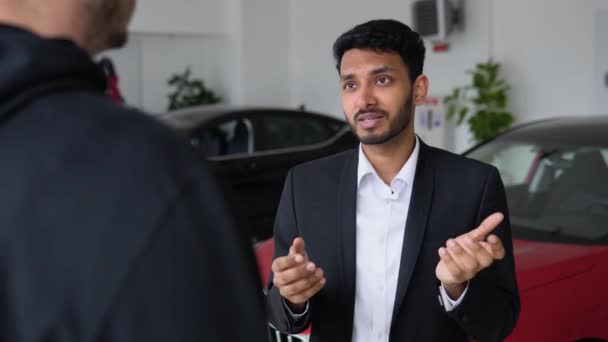 Εκθεσιακό Αυτοκίνητο Ινδική Διευθυντής Πωλήσεων Μιλάμε Για Τον Αρσενικό Πελάτη — Αρχείο Βίντεο