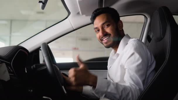 Портрет Щасливого Індійця Який Керує Новим Розкішним Електромобілем Автосалоні Чоловік — стокове відео