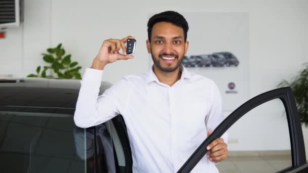 Lykkelig Indianer Mann Som Står Butikken Nær Luksusbil Demonstrerer Nøkler – stockvideo