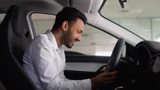 Porträt Eines Glücklichen Indischen Mannes Der Ein Neues Luxus Elektroauto — Stockvideo