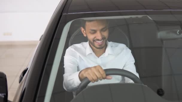 Porträtt Lycklig Indian Som Kör Lyxbil Bilhandlare Mannen Visar Känslor — Stockvideo