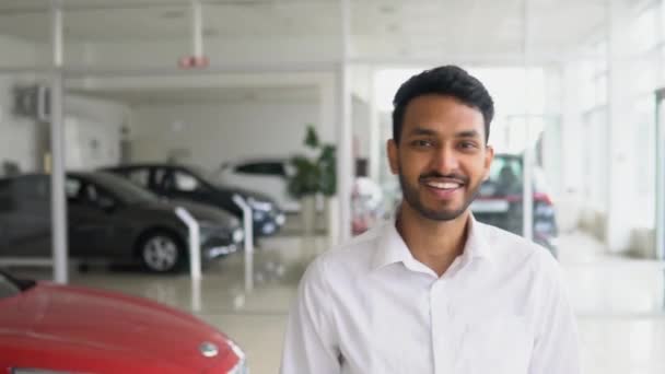 印度男性商人在一家汽车经销店里走来走去 想买东西 汽车业务 — 图库视频影像