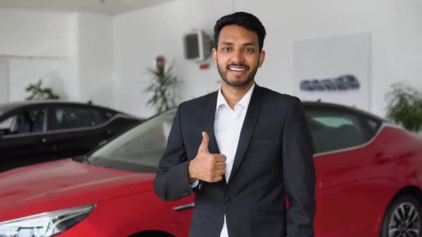 Porträt Eines Erfolgreichen Indischen Männlichen Managers Einem Autohaus Autoverkauf — Stockvideo
