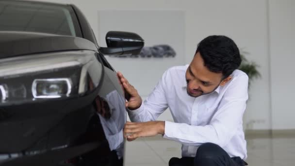 Indian Man Examines His New Car Auto Business Car Sale — Vídeo de Stock