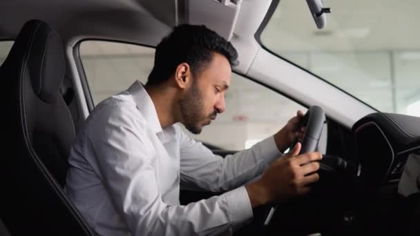 Portrett Lykkelig Indianer Som Kjører Luksusbil Bilforretning Mannen Viser Følelser – stockvideo