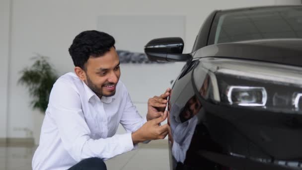 Indian Man Examines His New Car Auto Business Car Sale — Stockvideo