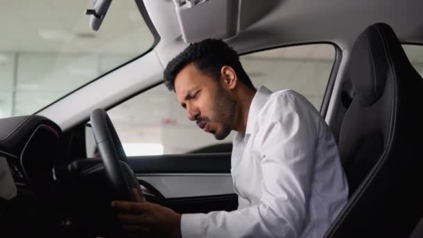 Retrato Hombre Indio Feliz Conduciendo Nuevo Coche Eléctrico Lujo Concesionario — Vídeo de stock