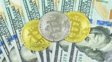 100 dolarlık banknotlarda Bitcoin 'in altın sembolik parası. Bitcoin 'i bir dolarla takas et. Amerikan dolarları üzerinde kripto para birimi. Dijital modern ödeme yöntemi. Tasarruf, yatırım kavramı