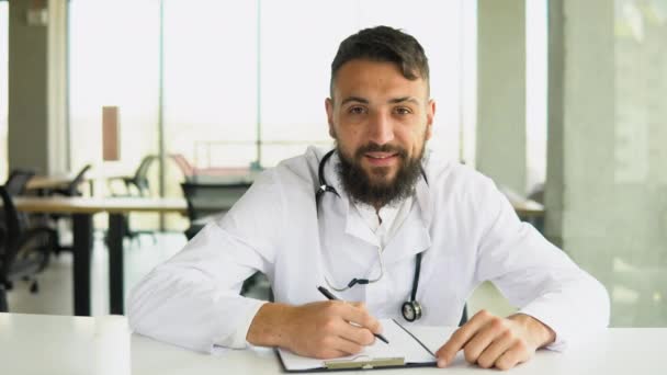 Potret Ceria Pria Arab Tersenyum Kamera Berpose Dengan Stetoskop Klinik — Stok Video