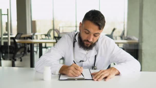 Médico Árabe Escreve Notas Prescrição Área Transferência Conceito Saúde — Vídeo de Stock