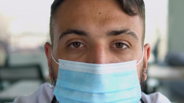 Arabischer Arzt Medizinischer Maske Und Weißem Mantel Mit Stethoskop Klinik — Stockvideo