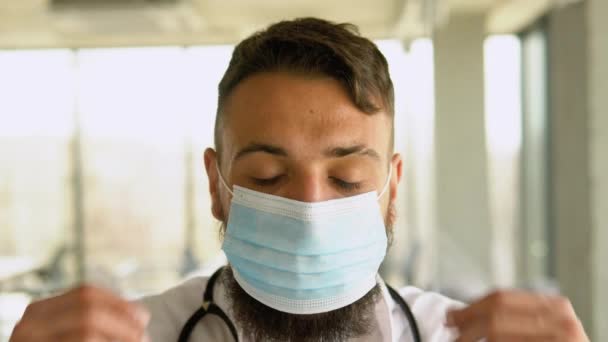 Médico Árabe Máscara Médica Casaco Branco Com Estetoscópio Clínica Close — Vídeo de Stock