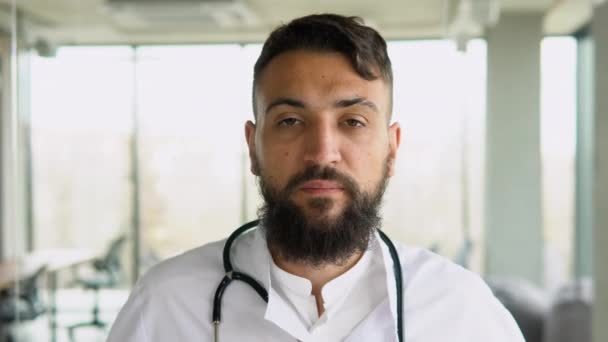 Χαμογελώντας Νεαρός Άραβας Γιατρός Λευκή Ιατρική Στολή Δείχνουν Καλή Ποιότητα — Αρχείο Βίντεο