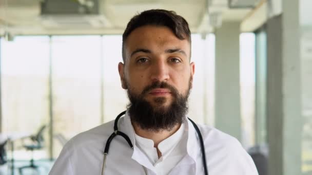 Médico Árabe Masculino Uniforme Médico Branco Mostram Serviço Boa Qualidade — Vídeo de Stock