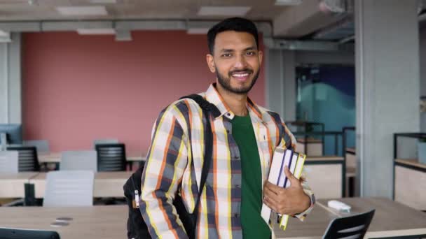 Щасливий Індійський Студент Чоловічої Статі Університеті — стокове відео
