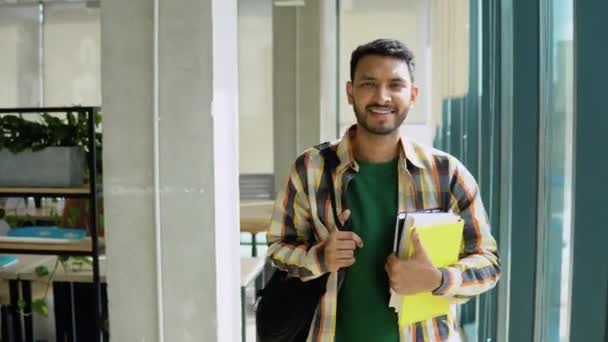 Üniversitedeki Dersten Sonra Yürüyen Mutlu Hintli Öğrenci — Stok video