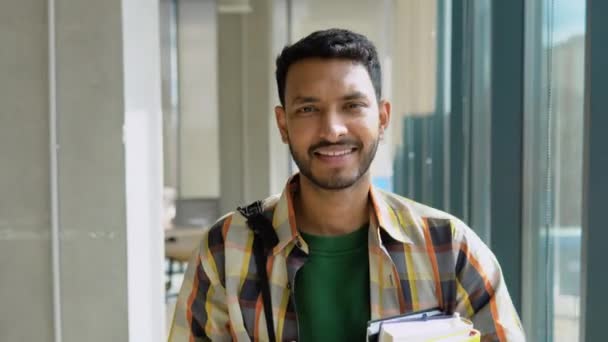 Счастливая Индийская Студентка Идущая После Лекции Университете — стоковое видео