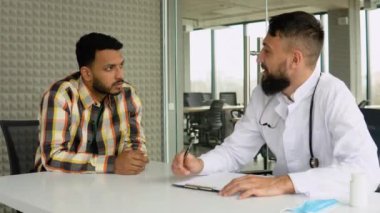 Hintli hastaya kötü tanı koyan Arap doktor.