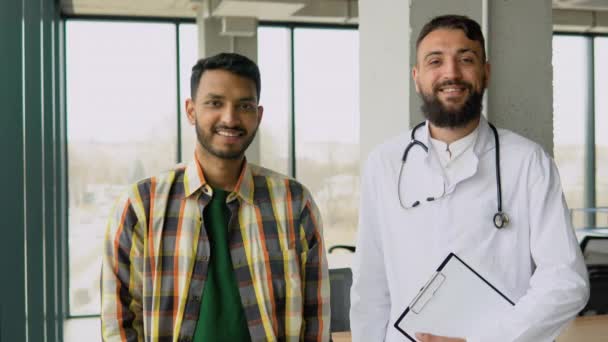 Ritratto Paziente Indiano Medico Arabo Ospedale — Video Stock