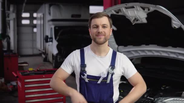 Mechanik Samochodowy Garażu Kluczami — Wideo stockowe