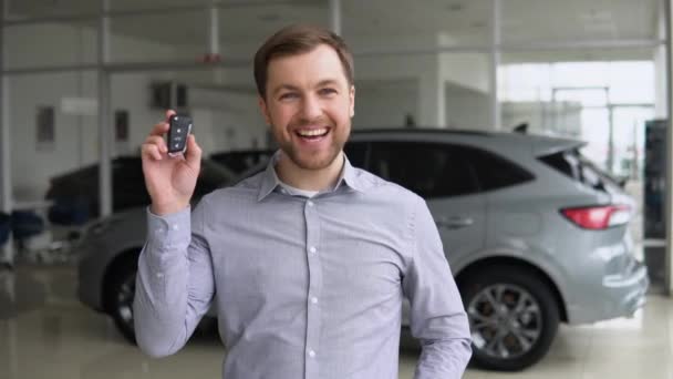 Lycklig Bilägare Glada Ung Man Visar Nycklarna Och Glädjer Sig — Stockvideo