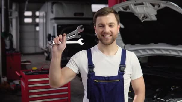 Mechanik Samochodowy Garażu Kluczami — Wideo stockowe