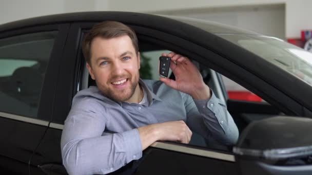 Joyeux Jeune Homme Assis Dans Nouveau Salon Automobile Montrant Ses — Video