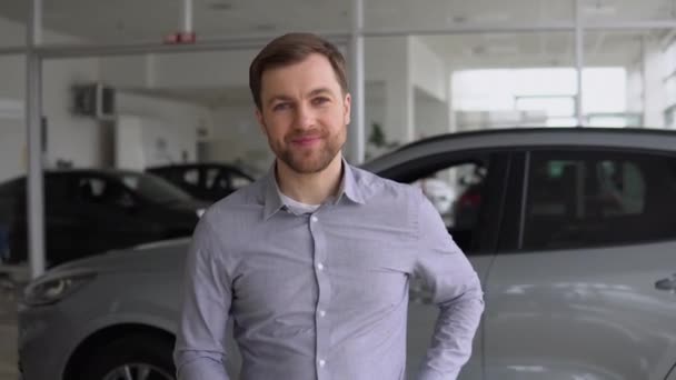 Szczęśliwy Biznesmen Spaceruje Salonie Samochodowym Robi Zakupy Przemysł Samochodowy — Wideo stockowe