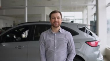 Komik adam bir araba galerisinde yürüyüp dans ediyor. Mutlu araba sahibi yeni bir lüks araba almaktan memnun. Araba işi.