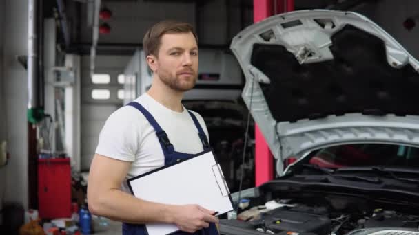 Mécanicien Tenant Presse Papiers Ordre Service Travaillant Dans Garage Service — Video