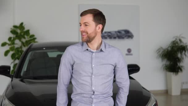 Porträtt Lycklig Framgångsrik Man Poserar Auto Showroom Köpa Bil — Stockvideo
