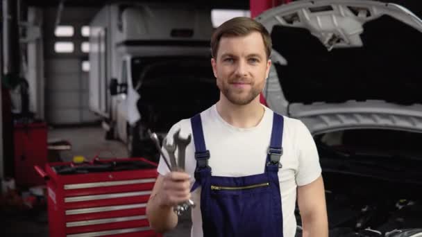 Mechanik Samochodowy Garażu Narzędziami — Wideo stockowe