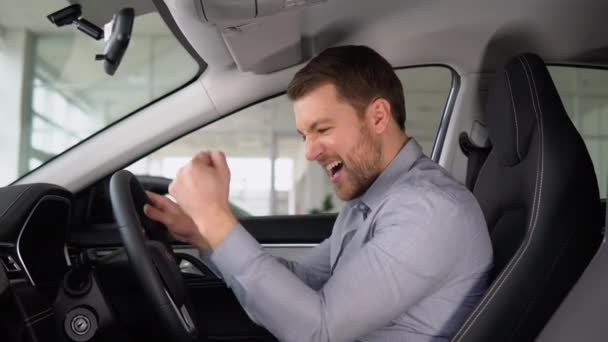 Boldog Ember Örül Hogy Autót Vehet Egy Autókereskedésben — Stock videók