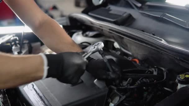 Biały Mechanik Naprawia Samochód Garażu Koncepcja Serwisowania Samochodów Warsztatów Samochodowych — Wideo stockowe
