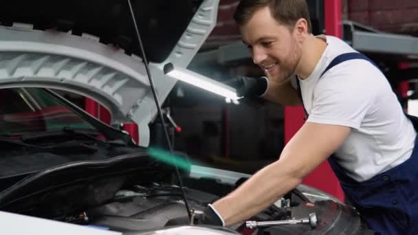 汽车服务 保养及人员概念 在车间工作的汽车修理工 — 图库视频影像
