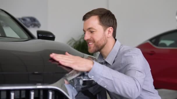 Membeli Mobil Pria Lucu Yang Bahagia Memeluk Membelai Kap Mobil — Stok Video