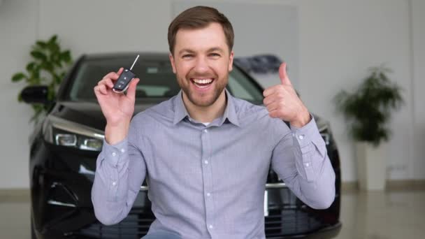 Portret Szczęśliwego Mężczyzny Cieszy Się Zakupu Nowego Samochodu Salonie Samochodowym — Wideo stockowe