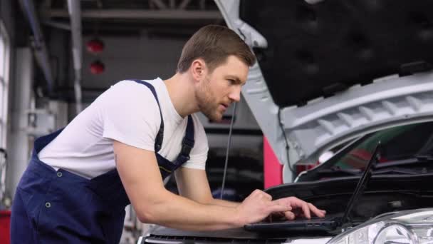 Profesionální Automechanik Pracující Autoopravně Notebookem Dospělý Muž Uniformě Pracuje Automobilovém — Stock video